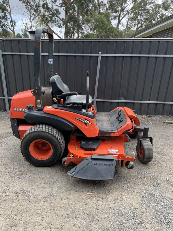 Kubota ZD331 Zero Turn Mower - Image 10