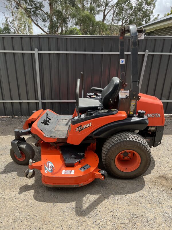 Kubota ZD331 Zero Turn Mower - Image 8